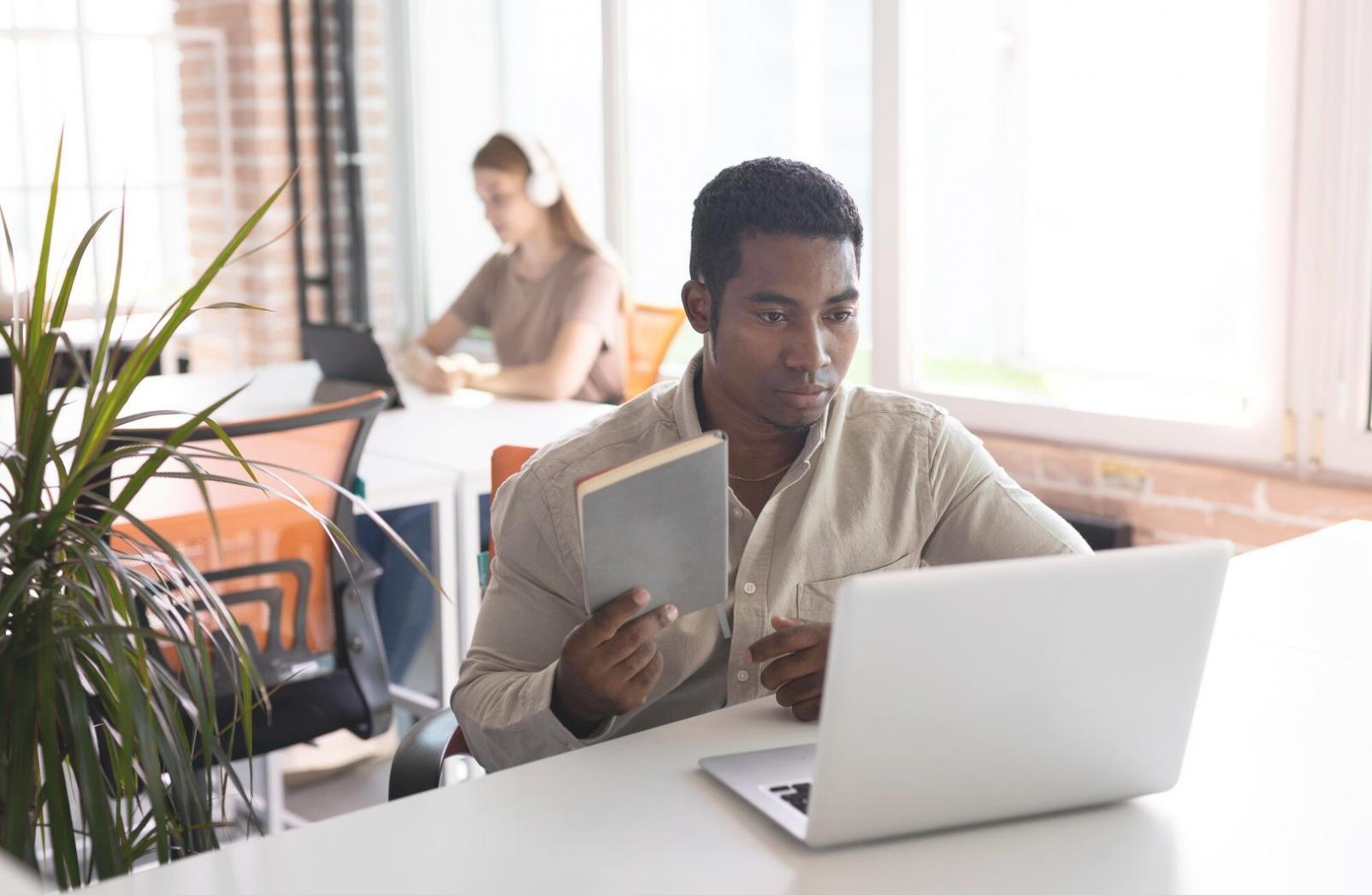 Bureaux modernes de factoriomnivest avec équipe en pleine collaboration